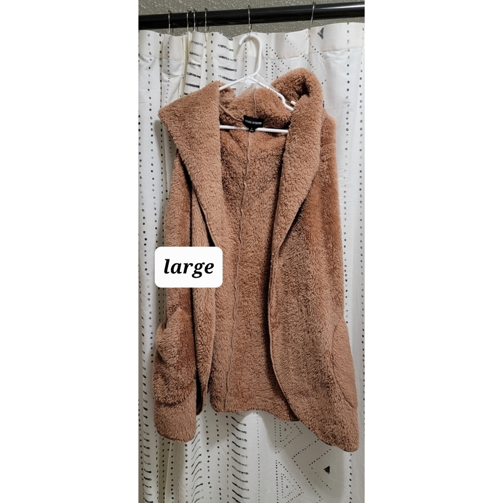 Hooded vest with pockets